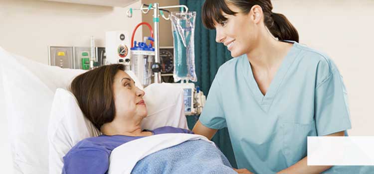Puede ver una enfermera hablando con una paciente. La paciente está en la cama del enfermo.